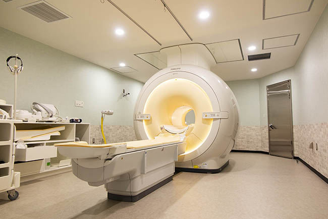 3T MRI本体と室内